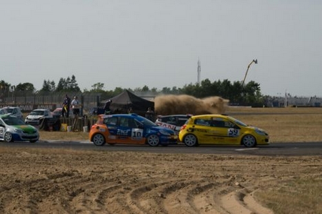 Martin Sally i kamp med Bannergaard og Jacob Kristensen. Bemærk der køres Rally Dakar bagved det sorte beduin telt.